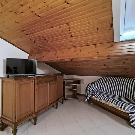 Appartement Il Rifugio Della Riviera, Your Cozy Perch Above The Flowers.
